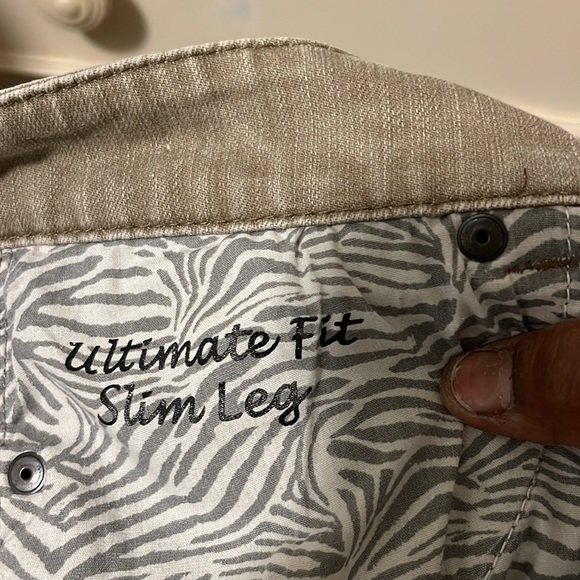 Euc Chico’s platinum jeans - Picture 11 of 12